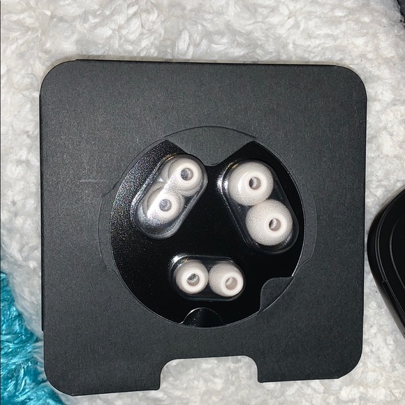 Dr Dre Ivory Never Used Powerbeats Pro - Picture 3 of 8